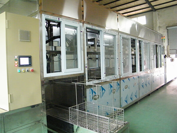 超聲波清洗機為徹底清洗汽車零部件提供了一種高效且有效的方法。　　汽車制造、裝配和維修的零件在使用前必須清洗。制造中使用的新零件很少受到嚴(yán)重污染，但即使是這些零件也可能有加工化合物、金屬污染或車間污垢的痕跡。用于裝配和維修的零件通常有大量的碳